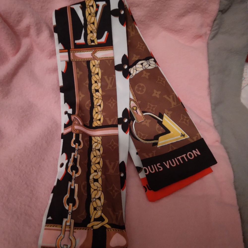 Lv scarf